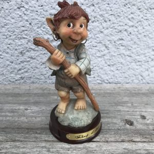 Troll pojke med käpp rba438
